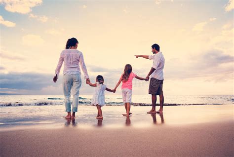 Fam Lia Feliz Que Est Na Praia No Tempo Do Por Do Sol Imagem De Stock