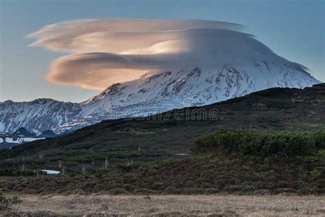 Hermosas Nubes En El Cielo Azul Iluminadas Por Los Rayos Del Sol Al