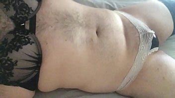 crossdresser vistiendo pequeñas braguitas con un pequeño clítoris XVIDEOS