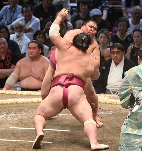 大関取り大栄翔が御嶽海を突き出しで“世代交代”2連勝「いろんな押しがある」連日のど輪が好調 大相撲写真ニュース 日刊スポーツ