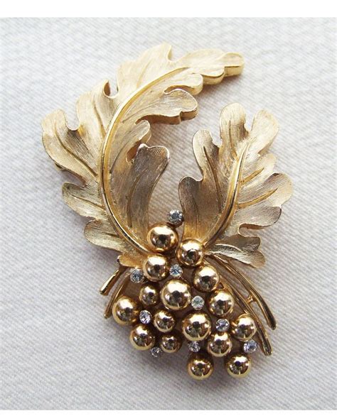 GORGEOUS TRIFARI GOLDTONE OAK LEAVES ACORN CLUSTERS AND CLEAR