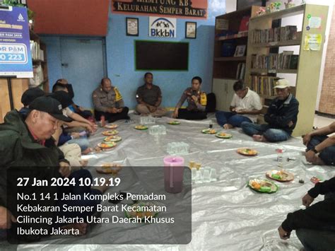 KANIT BIMAS POLRES JAKARTA UTARA AKP TUNARI MEMBERIKAN ARAHAN KEPADA RW