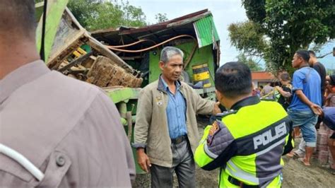 Truk Pengangkut Alat Berat Alami Rem Blong Di Panyalaian Sumbar 15