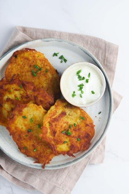 Tortitas De Patata Tortitas De Patata Caseras Fritas O Latkes Con Crema