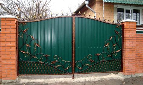 Ворота для частного дома из металлопрофиля с элементами ковки фото
