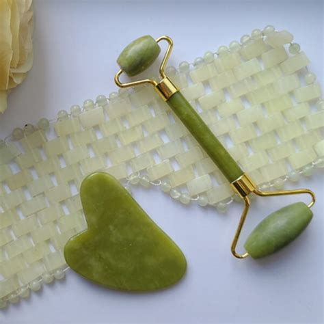 Нефритовый набор для массажа лица: гуа ша, ролик массажный, маска для глаз