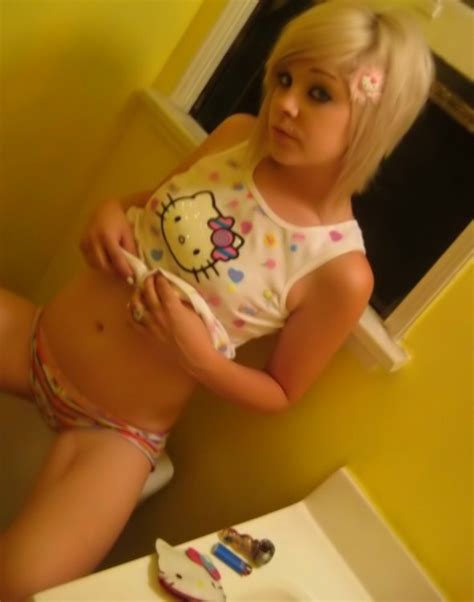 Rubia amateur se desnuda y posa desnuda para la cámara Fotos Porno XXX Fotos Imágenes de Sexo