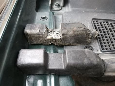 Резиночки под капот — Hyundai Tucson (JM), 2 л, 2009 года | аксессуары ...