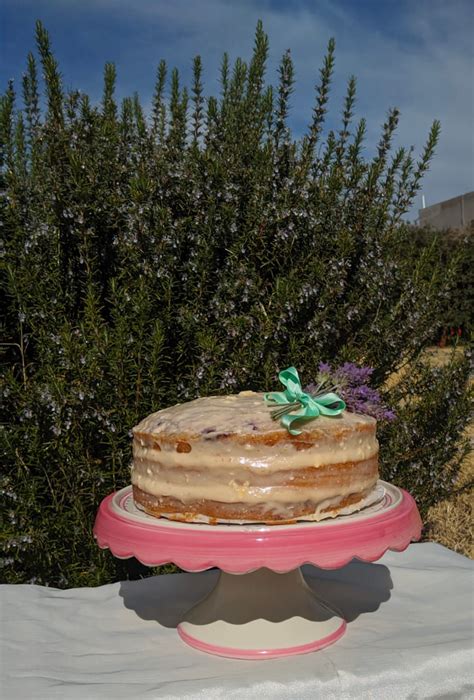 Naked cake de limón con frutos rojos