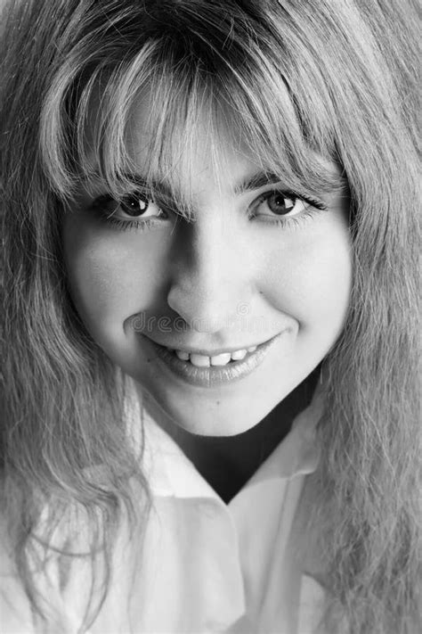 Het Portret Van De Close Up Van Vrij Jonge Blonde Stock Foto Image Of Gelukkig Sluit 11677976