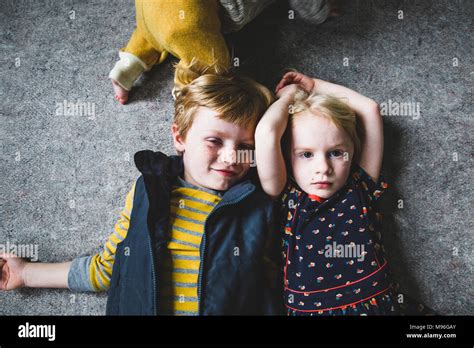 Blonde schwester Fotos und Bildmaterial in hoher Auflösung Alamy