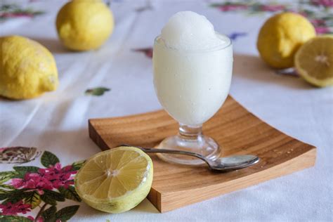 Granita Siciliana Al Limone Senza Gelatiera Seduti A Tavola