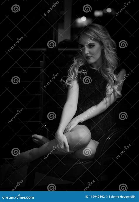 Femme Blonde Sensuelle Posant Dans Les Ombres La Nuit Photo Stock Image Du Indoors