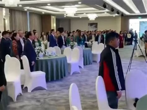 gái xinh bị phản ứng gay gắt vì ngồi im khi cả hội trường hát Quốc ca Tin nổi bật Việt