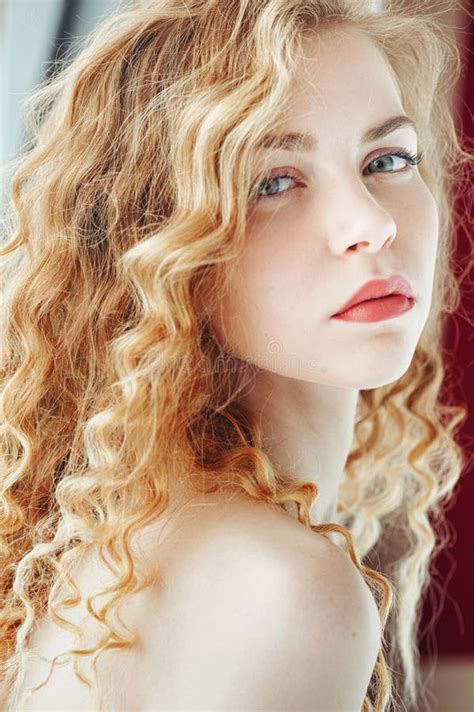 Portrait De Plan Rapproch D Une Blonde Nue Caucasienne Image Stock Image Du Sensuel Femelle