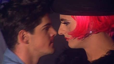 Un Dos Tres cette scène de baiser gay qui na jamais été diffusée en France