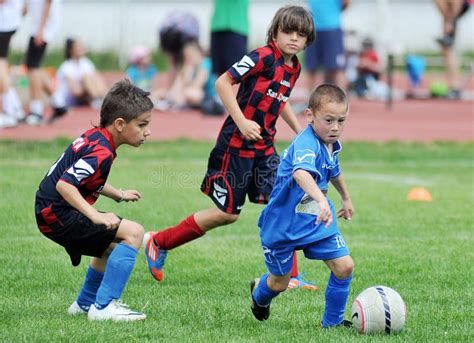 Futebol Ou Futebol Do Jogo Dos Meninos Das Crian As Pequenas Imagem De