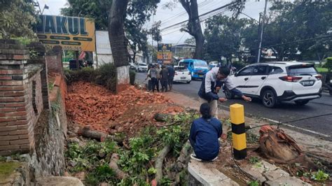 Foto Tak Kuat Menanjak Truk Bermuatan Batu Bata Terguling Di Kota Batu