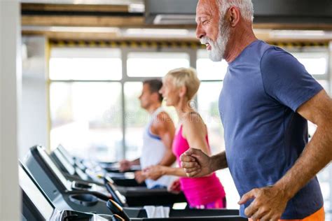 Adultos Mayores Felices Haciendo Ejercicios En El Gimnasio Para