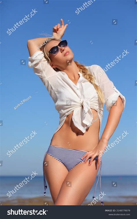 Beautiful Woman Sexy Bikini On Beach Foto Stock 2148779079 Shutterstock