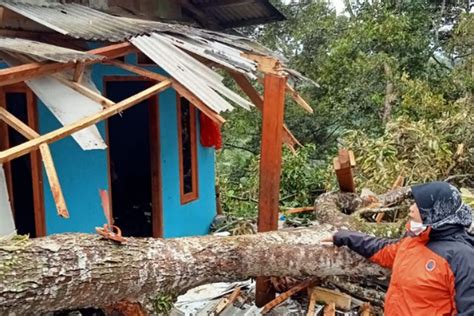 Puluhan Rumah Rusak Disapu Angin Kencang BPBD Sukabumi Keluarkan