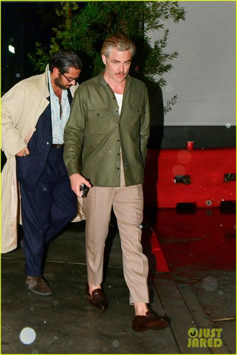 Chris Pine Steps Out for Dinner with Friends in Beverly Hills: Photo ...