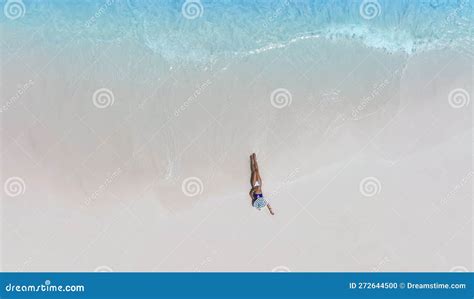 Entspannung Mit Junger Frau Im Bikini Sonnenbaden Als Am Strand Stockfoto Bild Von Malediven