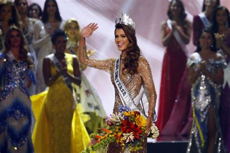 PHOTOS Iris Mittenaere élue Miss Univers tous les clichés du défilé en bikini au sacre Voici