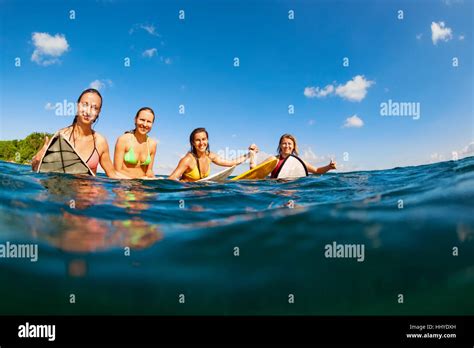 Mädchen im Bikini Gruppe von Surfern auf Surfbretter Frauen warten Ozeanwelle Menschen im