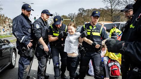 Greta Thunberg Es Detenida Durante Una Protesta Tras Cortar Una Autov A