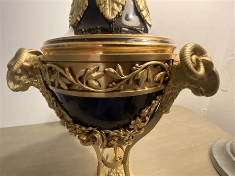 Grandes cassolettes en porcelaine bleu de four et bronze doré à décor