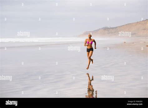Frau Strand Bikini Fotos Und Bildmaterial In Hoher Aufl Sung Alamy