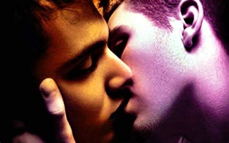 Casal gay é detido por foto de beijo no Facebook Notibras