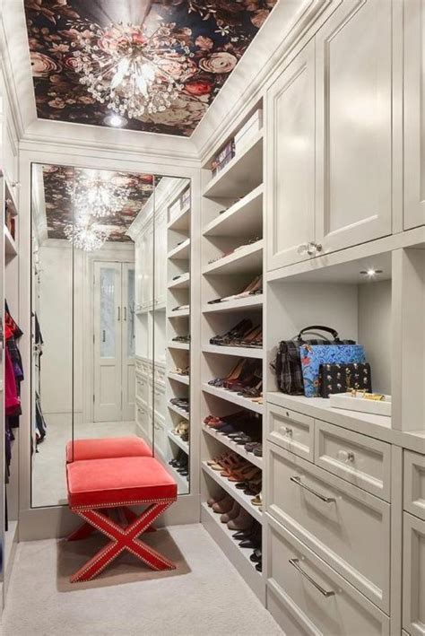 How You Can Enhance Your Closet With Mirrored Walls