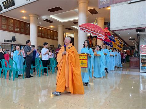 Puluhan Umat Buddha Padati Vihara Mahavira Graha Rayakan Hari Raya Tri