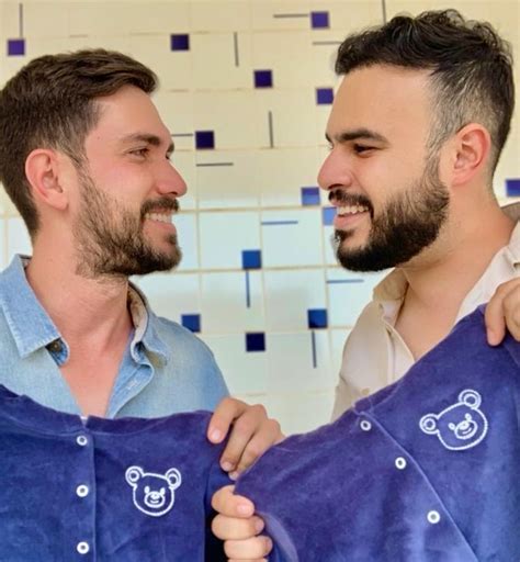 Casal Gay Ter G Meos Vulo De Irm E Barriga Solid Ria De Prima Ap S Mudan A Na Legisla O