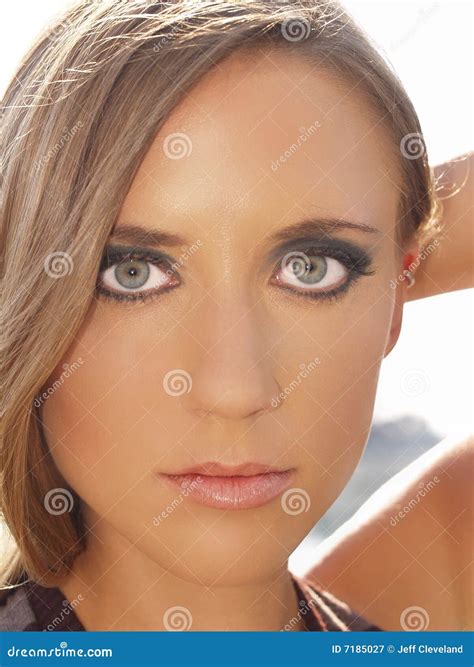 Openlucht Portret Van Jonge Blonde Vrouwen Groene Ogen Stock Afbeelding Image Of Buiten