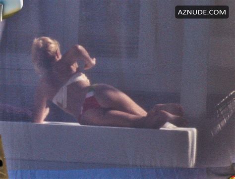 Shakira Sexy Shows Off Sweet Ass In A Bikini During Holidaying In Miami Aznude
