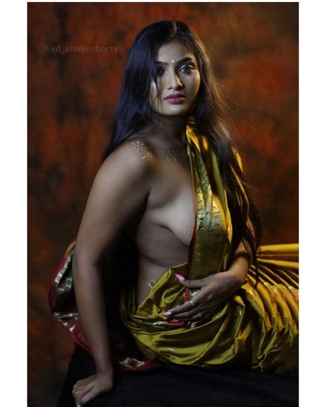 Desi Model Posing Almost Topless In A Braless Saree And Showing Her