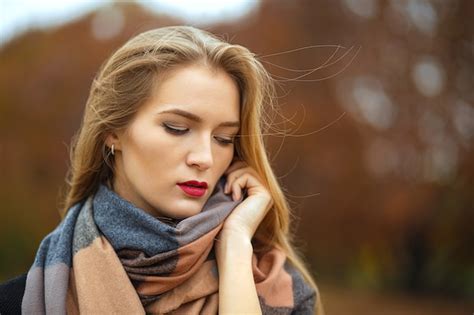Premium Photo Sensual Long Haired Blonde Girl Wearing Scarf Posing At The Botanical Garden