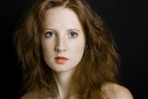 Portrait De Jeune Belle Fille Avec Des Taches De Rousseur Photo Stock