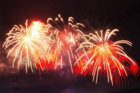 Una explosión de fuegos artificiales rojos y blancos en el cielo