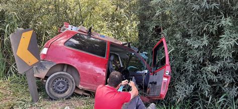 Carro sai da pista e bate em árvore na BR 040 próximo a Juiz de Fora