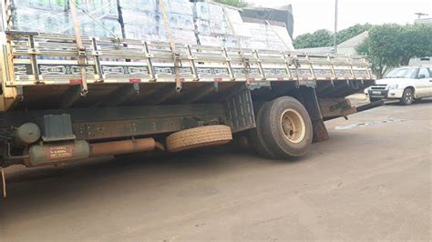 Caminh O Carregado De Bebidas Fica Atolado Em Plena Rua Pavimentada