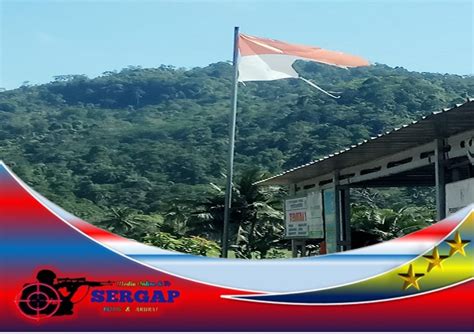 Berkibar Bendera Merah Putih Robek Dan Kusam Di Tiang Bendera