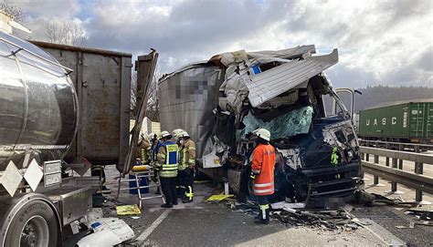 Zwei Verletzte Bei Lkw Unfall A6 Richtung Heilbronn Mehrere Stunden