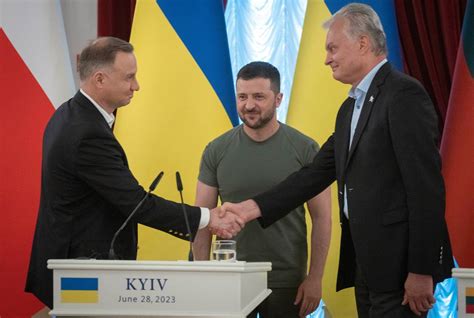 Andrzej Duda w Kijowie dobitnie o Ukrainie w NATO Chcemy dostać jasny