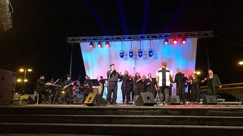 Unas Personas Vibran Con El Concierto Gospel De Navidad Del Puerto