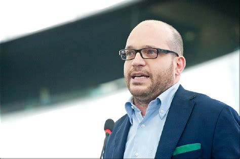 Lorenzo Fontana Le famiglie gay Non esistono Ora più bambini e meno aborti La replica di