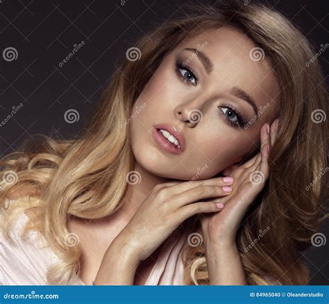 Belle pose blonde de femme photo stock Image du cosmétiques